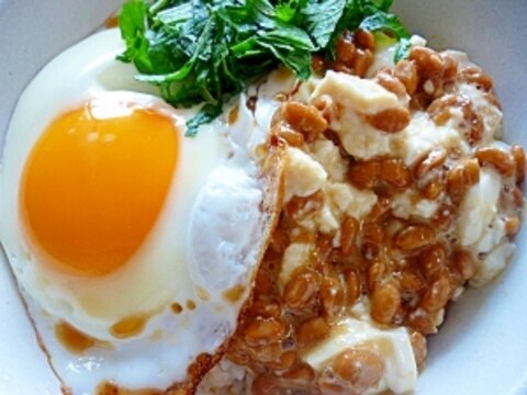 めだまやきを乗せて❤大葉で爽やか納豆豆腐丼＊＊